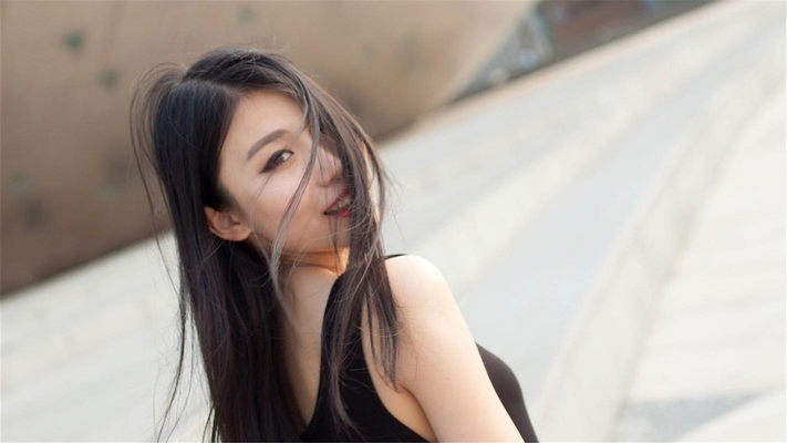 美女和男人一起努力制作豆浆模板